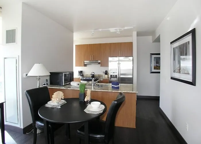 Bridgestreet At State And Grand Aparthotel 4*