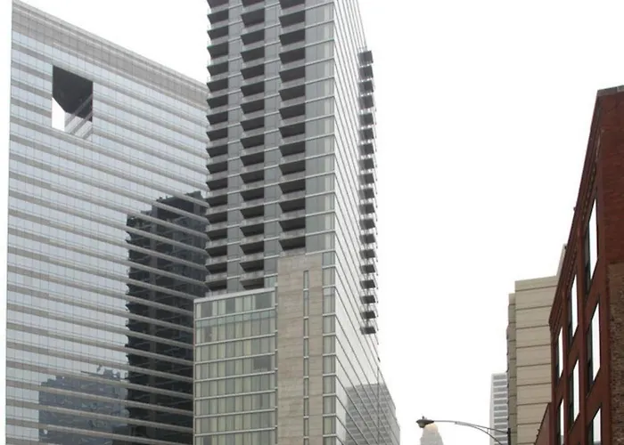 Bridgestreet At State And Grand Aparthotel